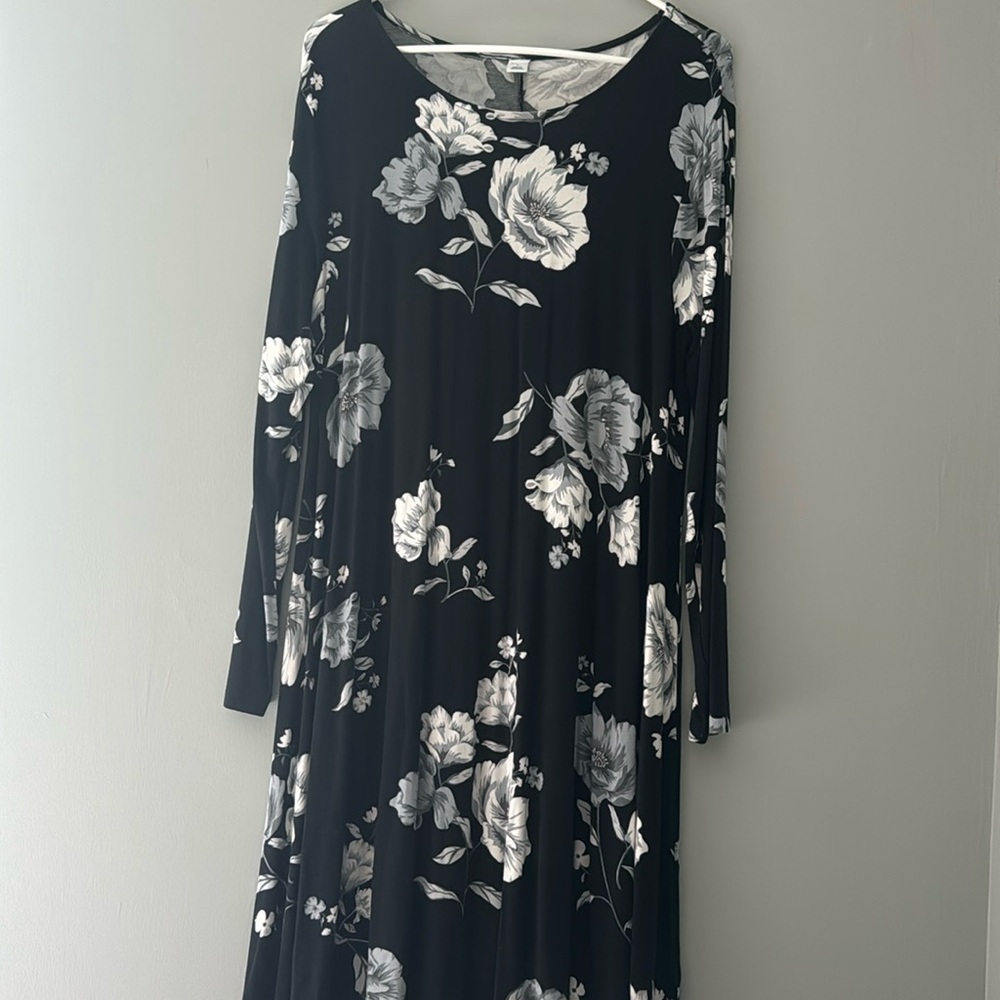 Super soft Old navy women’s black/white/gray dress